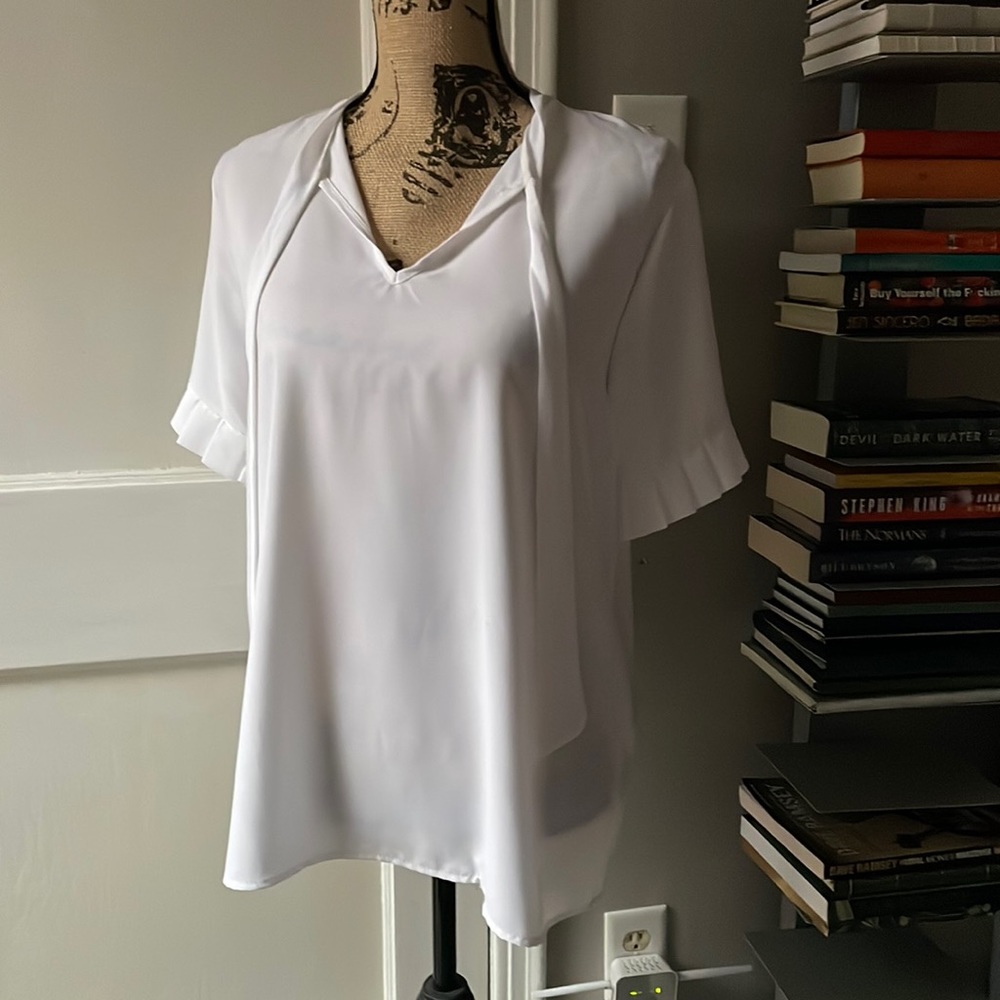 Les amis L white tie neck blouse nwt ruffle sleeve